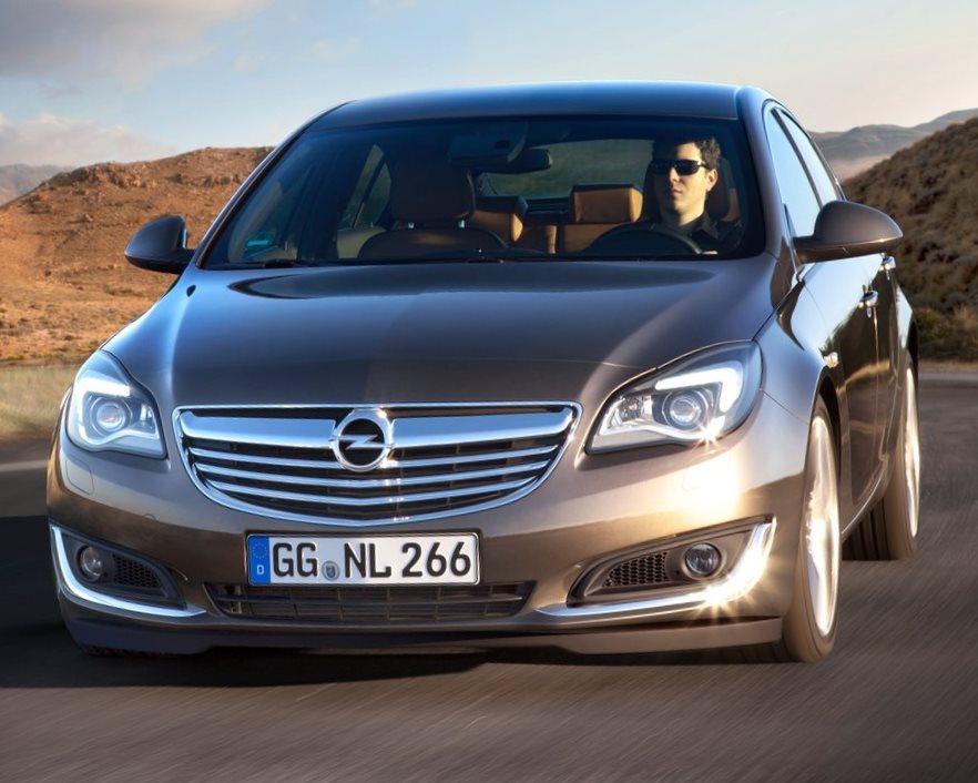 Рестайлинговые седан и универсал Opel Insignia 2014