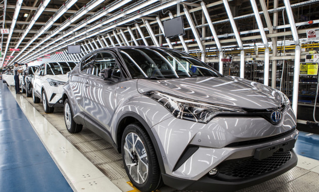 Toyota запустила новый кроссовер C-HR в серийное производство