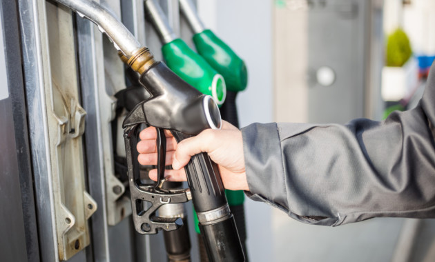Бензин в 2017 году подорожает на 1,5 - 2,5 рубля за литр