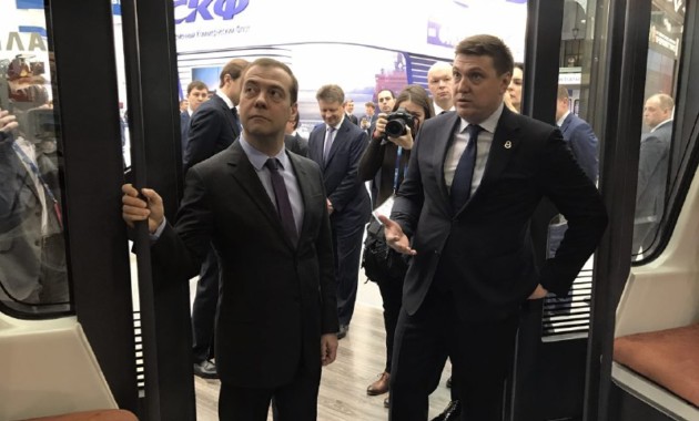 Дмитрию Медведеву показали смартбус MatrЁshka